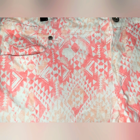 Plus size Levis shorts - Picture 4 of 10